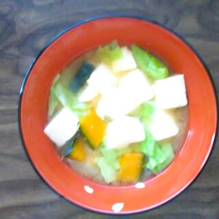 豆腐とキャベツとカボチャの味噌汁